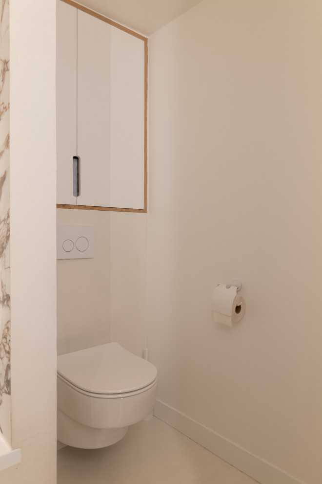 Inspiration för stora moderna vitt en-suite badrum, med luckor med profilerade fronter, röda skåp, ett fristående badkar, en öppen dusch, en vägghängd toalettstol, flerfärgad kakel, keramikplattor, beige väggar, betonggolv, ett undermonterad handfat, laminatbänkskiva, vitt golv och med dusch som är öppen