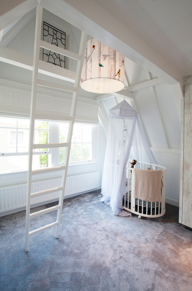 Cette image montre une chambre de bébé fille design avec un mur blanc et moquette.