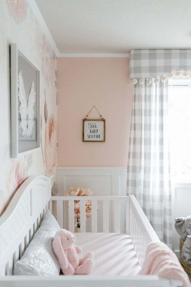 Imagen de habitación de bebé niña tradicional renovada de tamaño medio con paredes rosas, moqueta, suelo beige y papel pintado