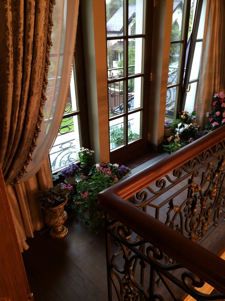 Мраморная лестница и кованые перила