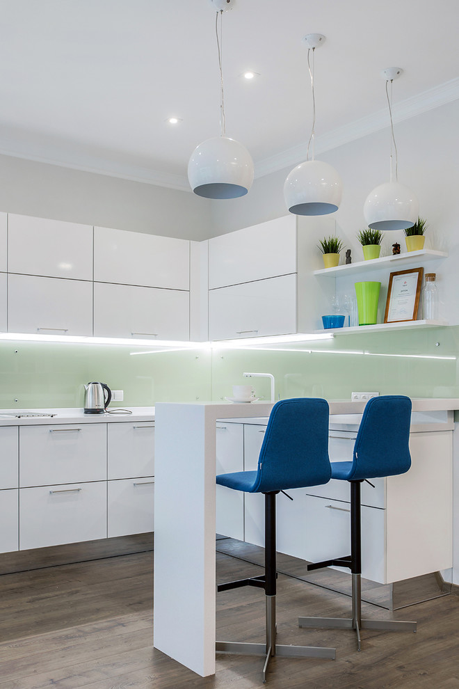 Scandinavian u-shaped open plan kitchen in Moscow with flat-panel cabinets, white cabinets, green splashback, dark hardwood floors and a peninsula.