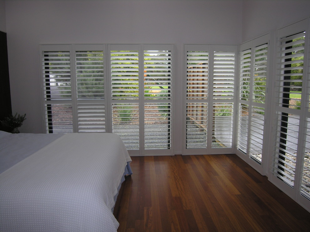 Inspiration for a modern bedroom in Melbourne.