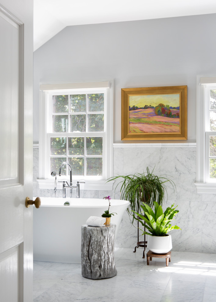 Стильный дизайн: большая главная ванная комната в классическом стиле с фасадами с утопленной филенкой, белыми фасадами, отдельно стоящей ванной, душем в нише, раздельным унитазом, черно-белой плиткой, мраморной плиткой, серыми стенами, мраморным полом, врезной раковиной, мраморной столешницей, белым полом, душем с распашными дверями, белой столешницей, сиденьем для душа, тумбой под две раковины, встроенной тумбой и панелями на стенах - последний тренд