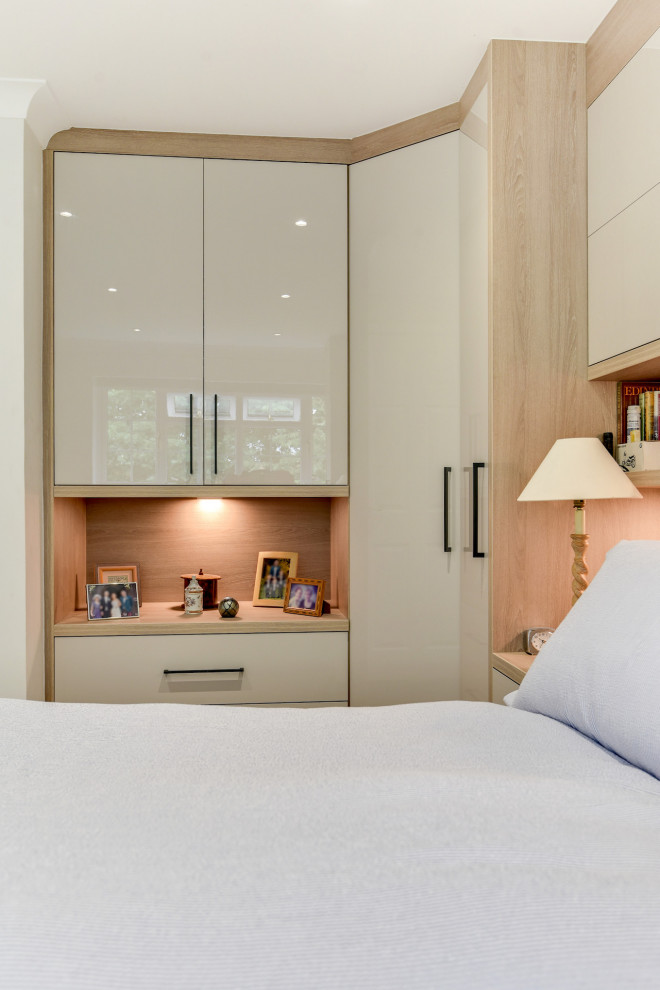 Ejemplo de dormitorio principal actual de tamaño medio sin chimenea con paredes blancas, moqueta y suelo violeta
