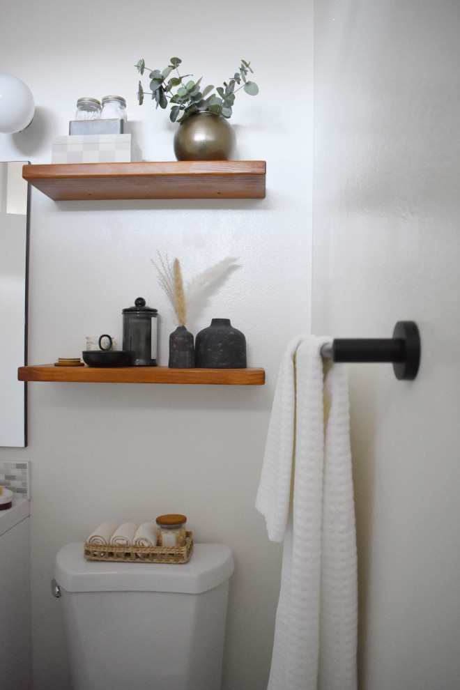 This is an example of a small traditional bathroom in Orange County.