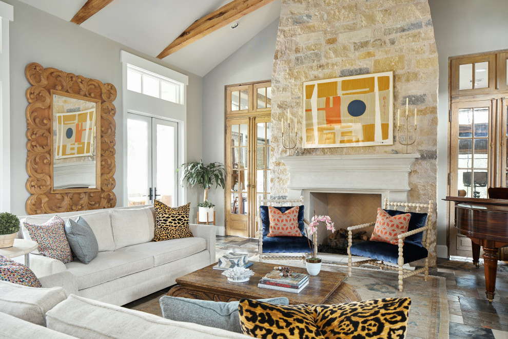 Пример оригинального дизайна: гостиная комната в стиле неоклассика (современная классика) с серыми стенами, стандартным камином, фасадом камина из камня, разноцветным полом, балками на потолке и сводчатым потолком