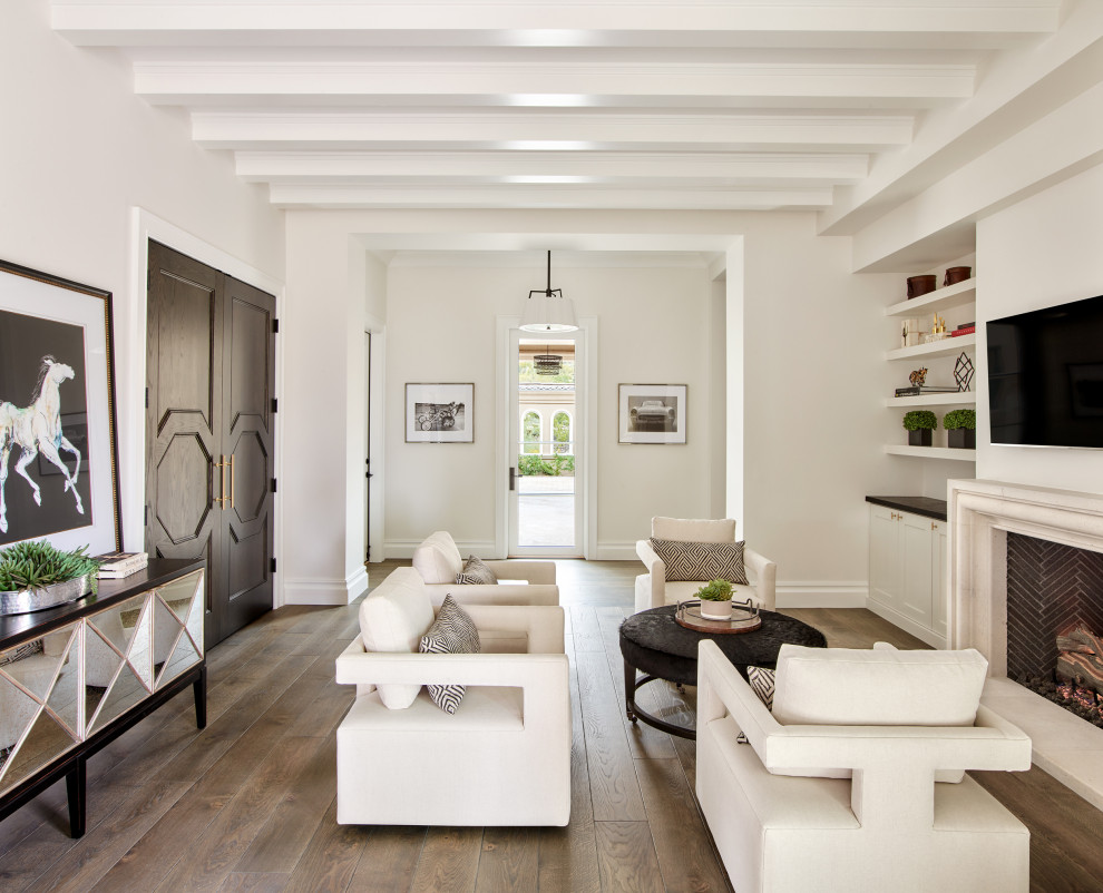 Diseño de sala de estar blanca mediterránea grande con paredes blancas, suelo de madera oscura, todas las chimeneas, marco de chimenea de piedra y televisor colgado en la pared