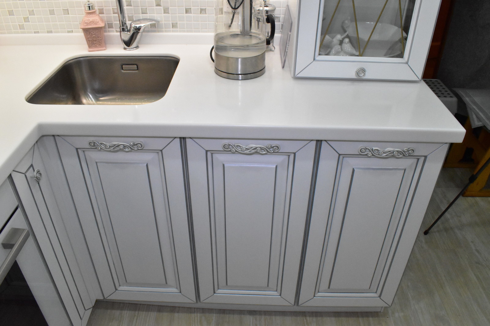 Кухня из массива бука, модель ЭКО в белом цвете с серебряной патиной