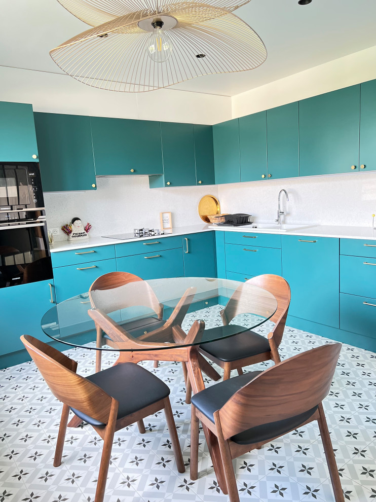 Bild på ett avskilt, mellanstort funkis kök, med blå skåp, vitt stänkskydd, integrerade vitvaror, cementgolv och flerfärgat golv