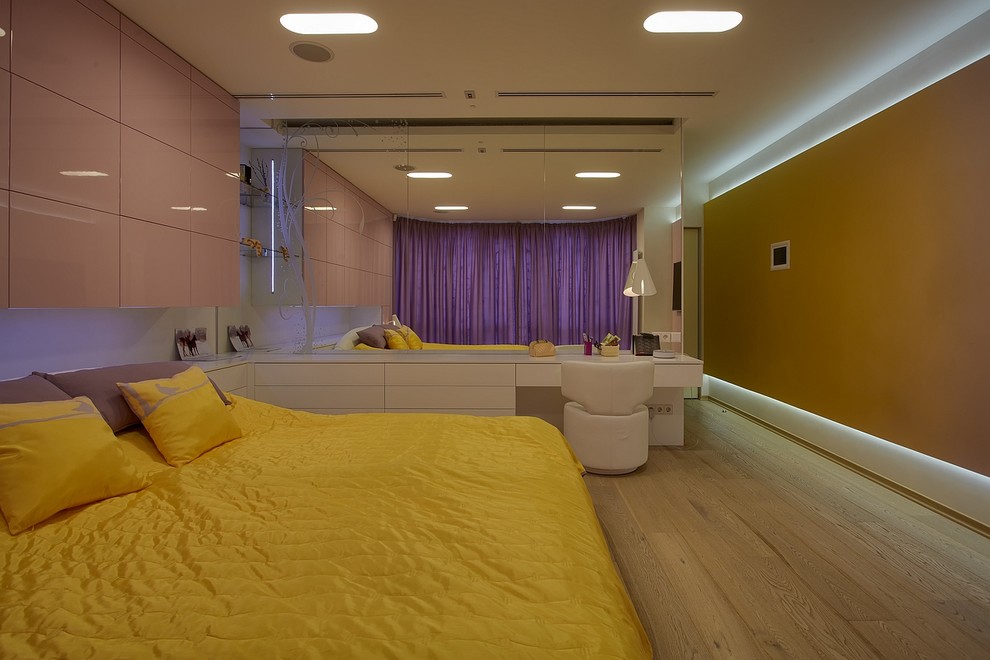 На фото: спальня в современном стиле с