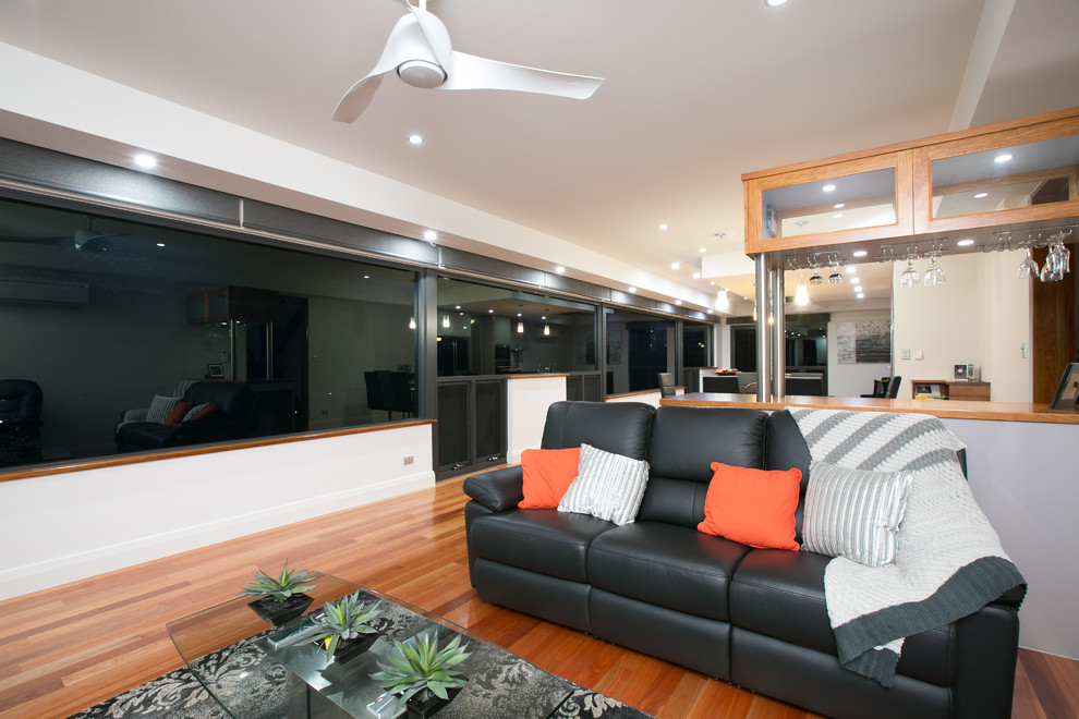 This is an example of a contemporary living room in Cairns.