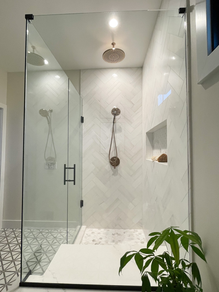 Idéer för mellanstora funkis vitt en-suite badrum, med skåp i shakerstil, skåp i ljust trä, en vägghängd toalettstol, vit kakel, marmorkakel, vita väggar, marmorgolv, ett undermonterad handfat, bänkskiva i kvarts, grått golv, dusch med gångjärnsdörr och en dusch i en alkov