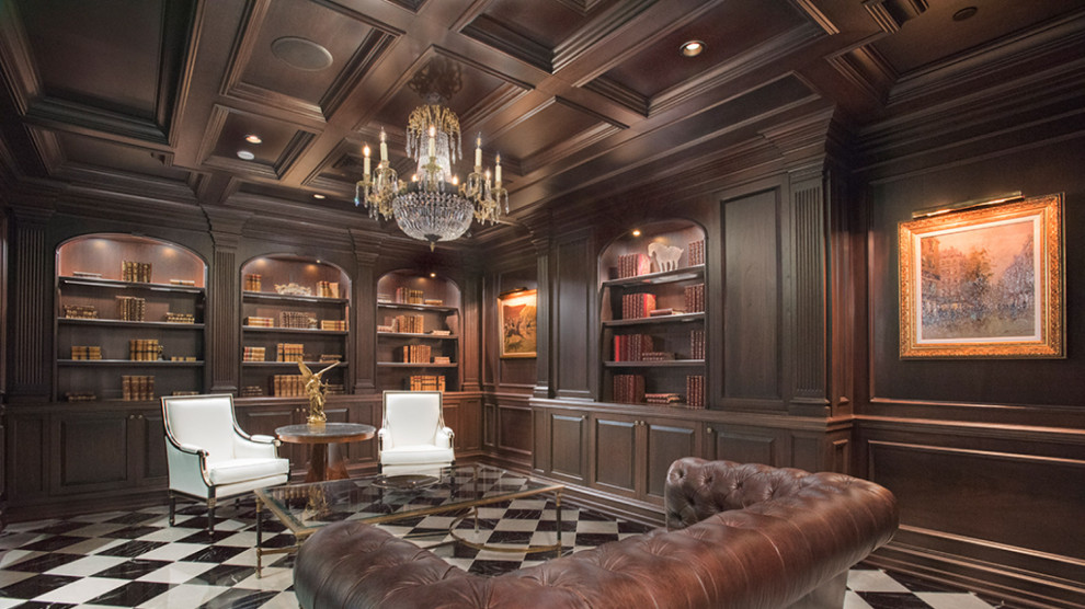 Imagen de despacho clásico grande con biblioteca, paredes marrones, estufa de leña, marco de chimenea de madera, suelo negro, casetón y panelado