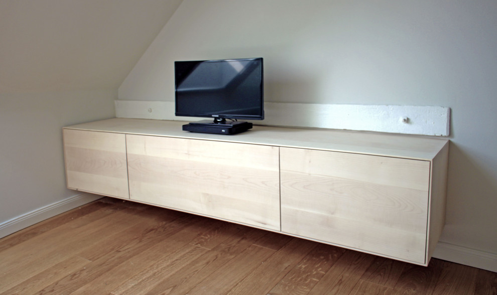 Inspiration for a small modern study in Leipzig with a built-in desk.