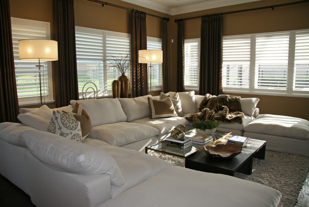 This is an example of a transitional living room in Orlando.