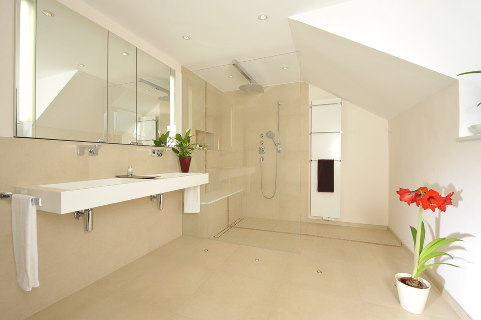 Duschbad With bodengleicher Dusche, Wandtoilette, beigen Fliesen, beiger Wandfarbe, Trogwaschbecken, Mineralwerkstoff-Waschtisch and offener Dusche in Munich