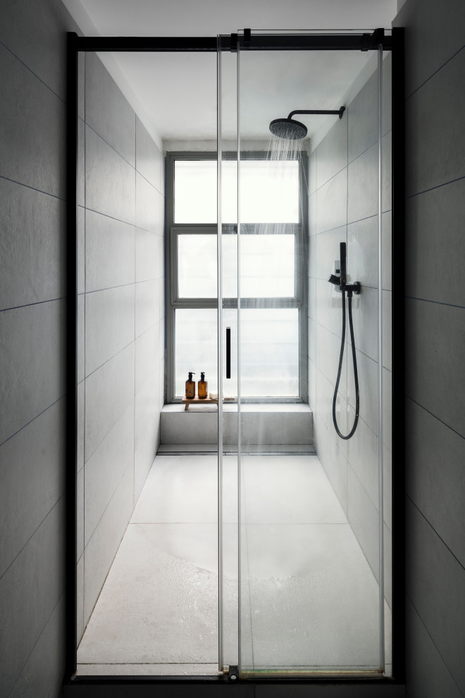 Inredning av ett modernt litet grå grått badrum med dusch, med en dusch i en alkov, grå kakel, porslinskakel, klinkergolv i porslin, grått golv och dusch med skjutdörr