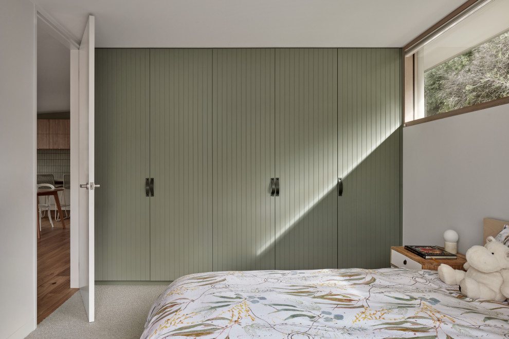 Ispirazione per una cameretta da letto stile marinaro di medie dimensioni con pareti bianche e moquette