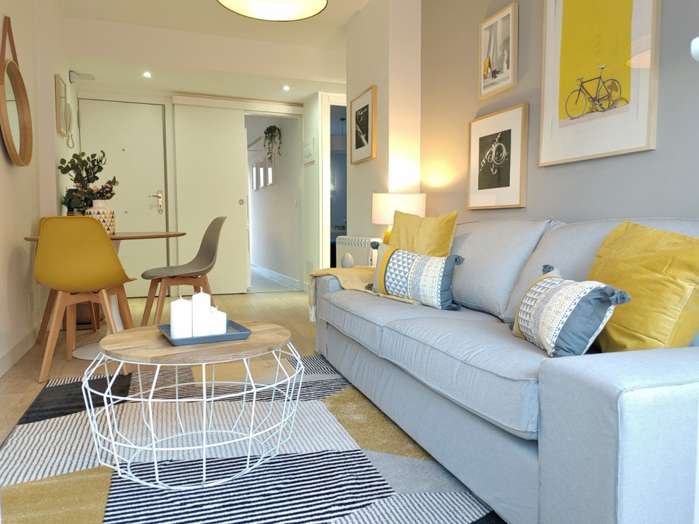 Exemple d'un salon scandinave de taille moyenne et ouvert avec un mur gris, parquet clair et un sol beige.