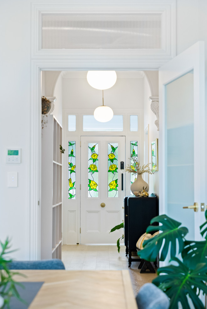 Esempio di un grande ingresso tradizionale con pareti bianche, parquet chiaro, una porta singola, una porta bianca, pavimento marrone e soffitto a cassettoni