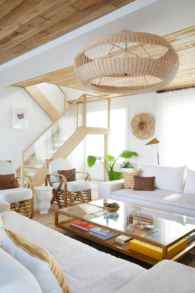 На фото: гостиная комната в стиле фьюжн с деревянным потолком