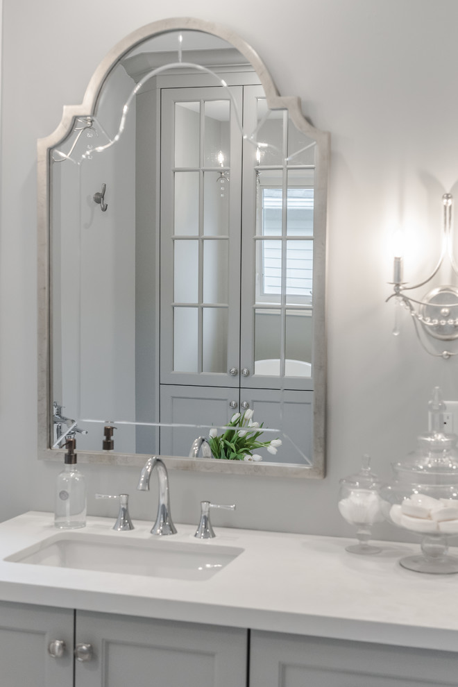 Example of a transitional home design design in Toronto