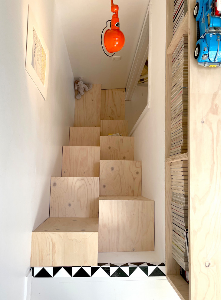 Idee per una piccola scala a rampa dritta nordica con pedata in legno e alzata in legno