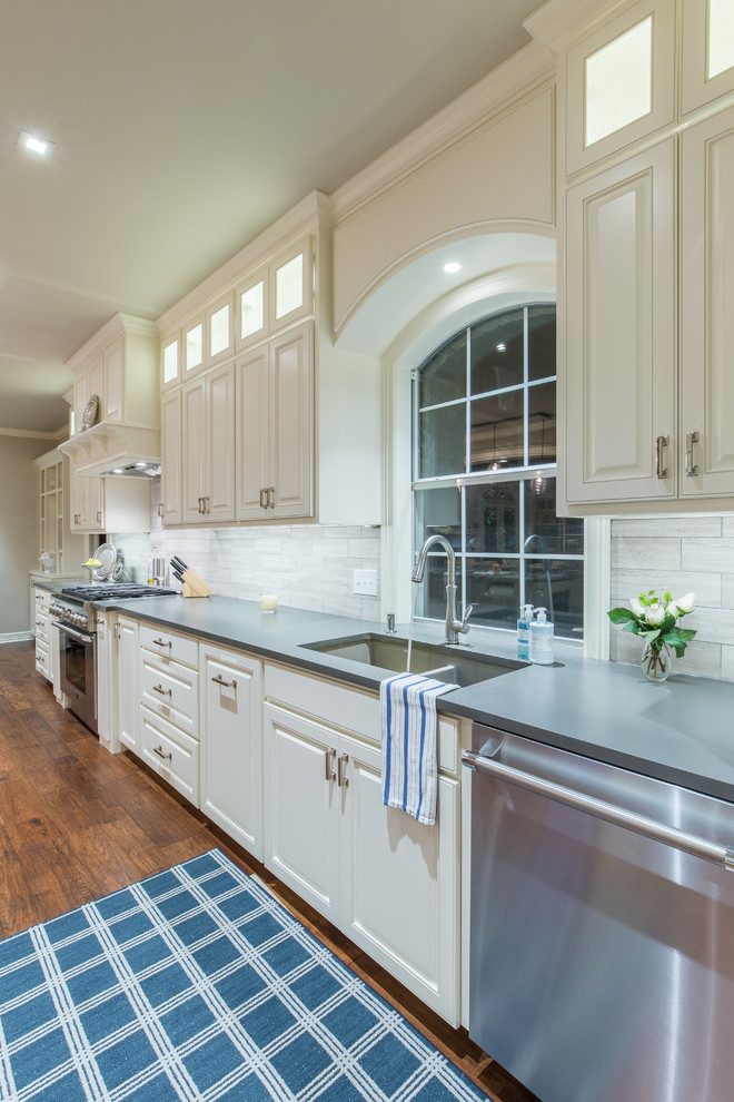 Kitchen - transitional kitchen idea in Austin