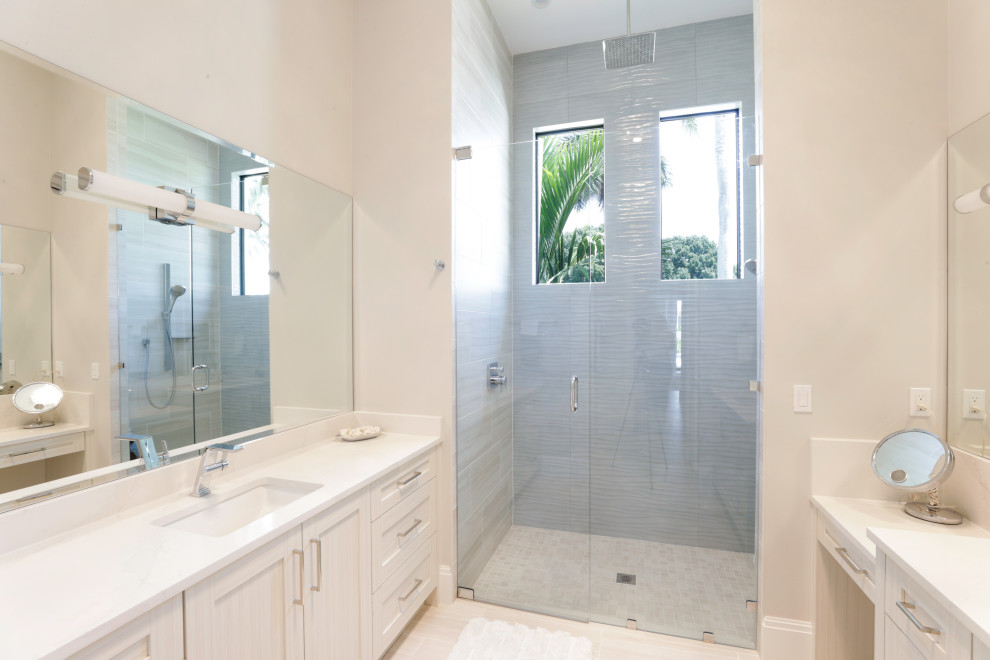 Imagen de cuarto de baño a medida y blanco y madera pequeño con puertas de armario blancas, baldosas y/o azulejos blancos, paredes blancas, suelo de baldosas de cerámica, lavabo bajoencimera, suelo blanco, ducha con puerta con bisagras y encimeras blancas