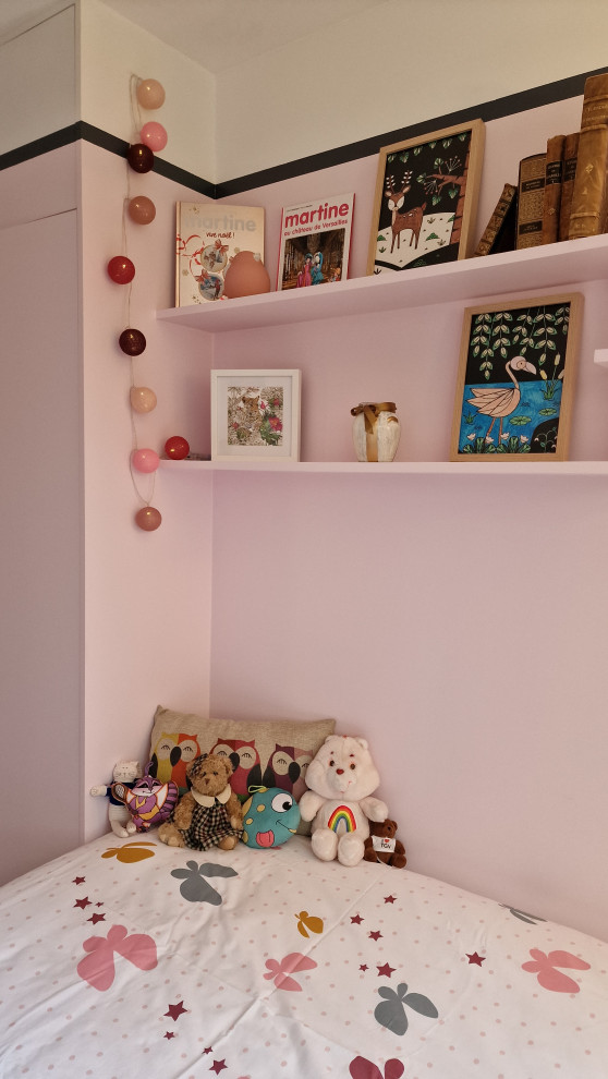 Photo of a mid-sized transitional kids' bedroom for kids 4-10 years old and girls in Paris with pink walls, laminate floors and beige floor.