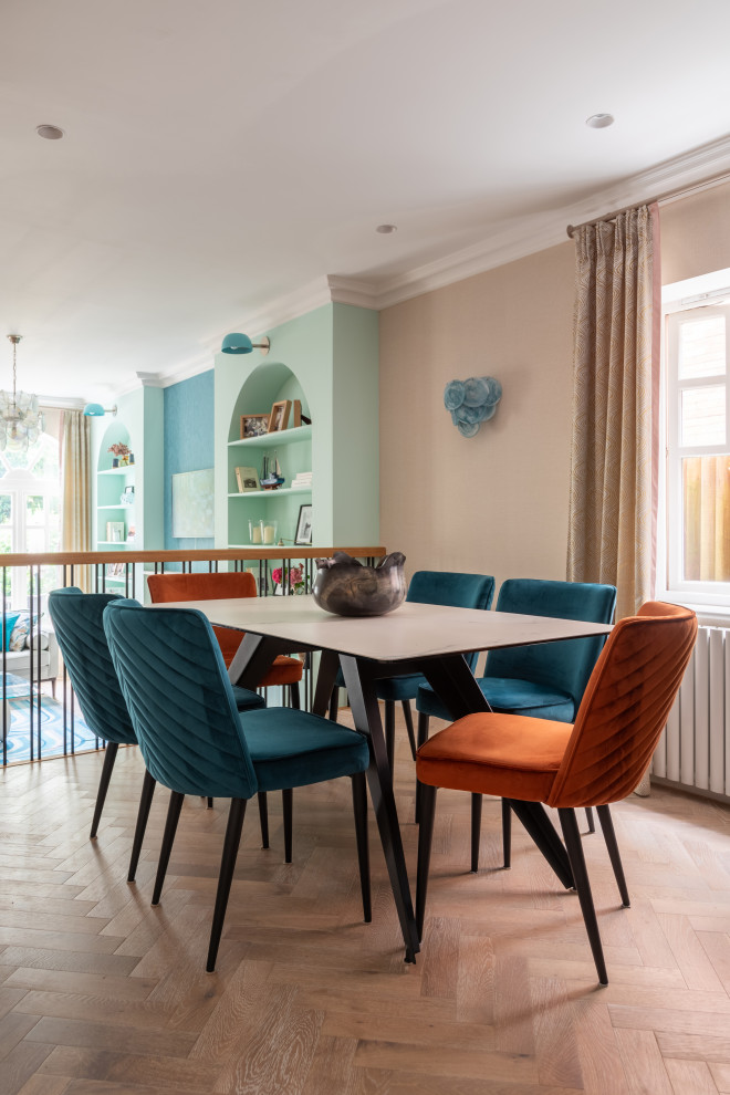 Idées déco pour une salle à manger éclectique fermée et de taille moyenne avec un mur beige, parquet clair, une cheminée standard, un manteau de cheminée en pierre, un sol beige et du papier peint.