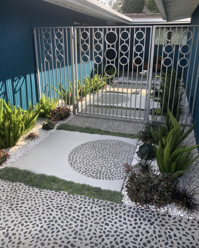 На фото: засухоустойчивый сад на переднем дворе в стиле ретро с воротами и с металлическим забором с