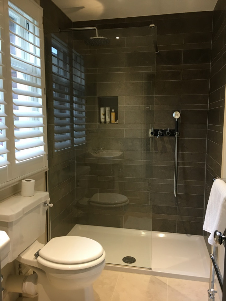 На фото: ванная комната в современном стиле с фасадами разных видов, душем без бортиков, серыми стенами, полом из керамогранита, напольной тумбой и любой отделкой стен