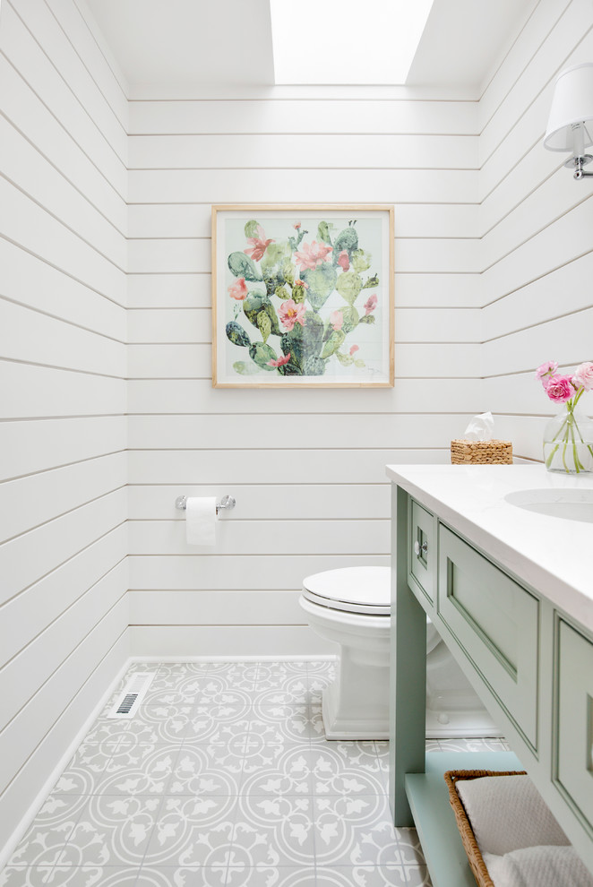 Inspiration pour un WC et toilettes rustique de taille moyenne avec un placard à porte affleurante, des portes de placards vertess, WC séparés, un mur blanc, un lavabo encastré, un sol gris, un plan de toilette blanc et meuble-lavabo sur pied.