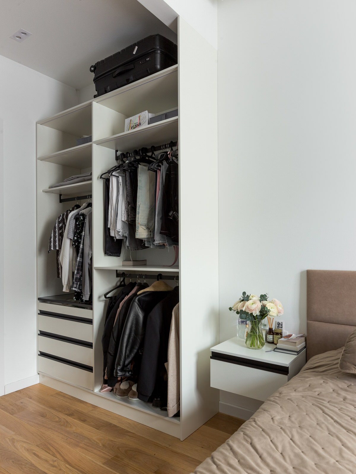 Гардеробная и прикроватные тумбы в спальне в ЖК Матч Поинт