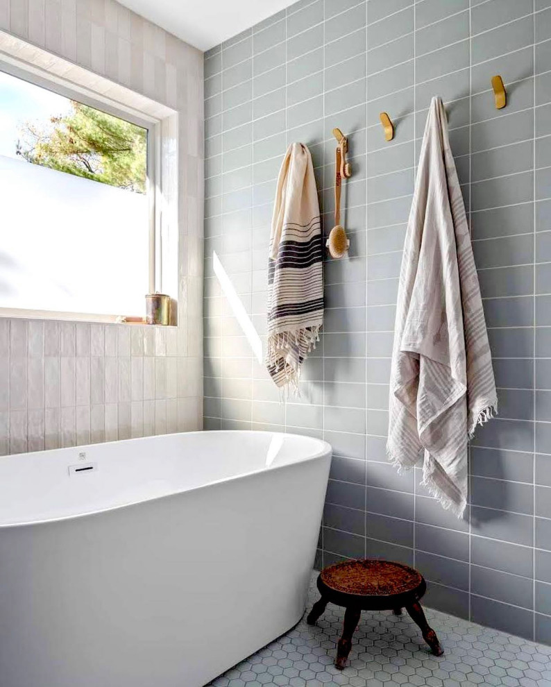 Idéer för ett mellanstort modernt vit en-suite badrum, med vita skåp, ett fristående badkar, blå kakel, blå väggar, mosaikgolv, marmorbänkskiva och flerfärgat golv