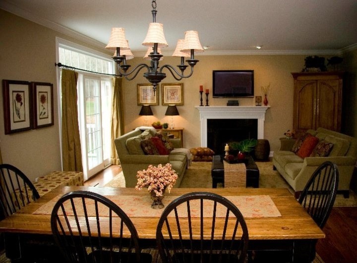 Inspiration for a transitional family room in Bridgeport.