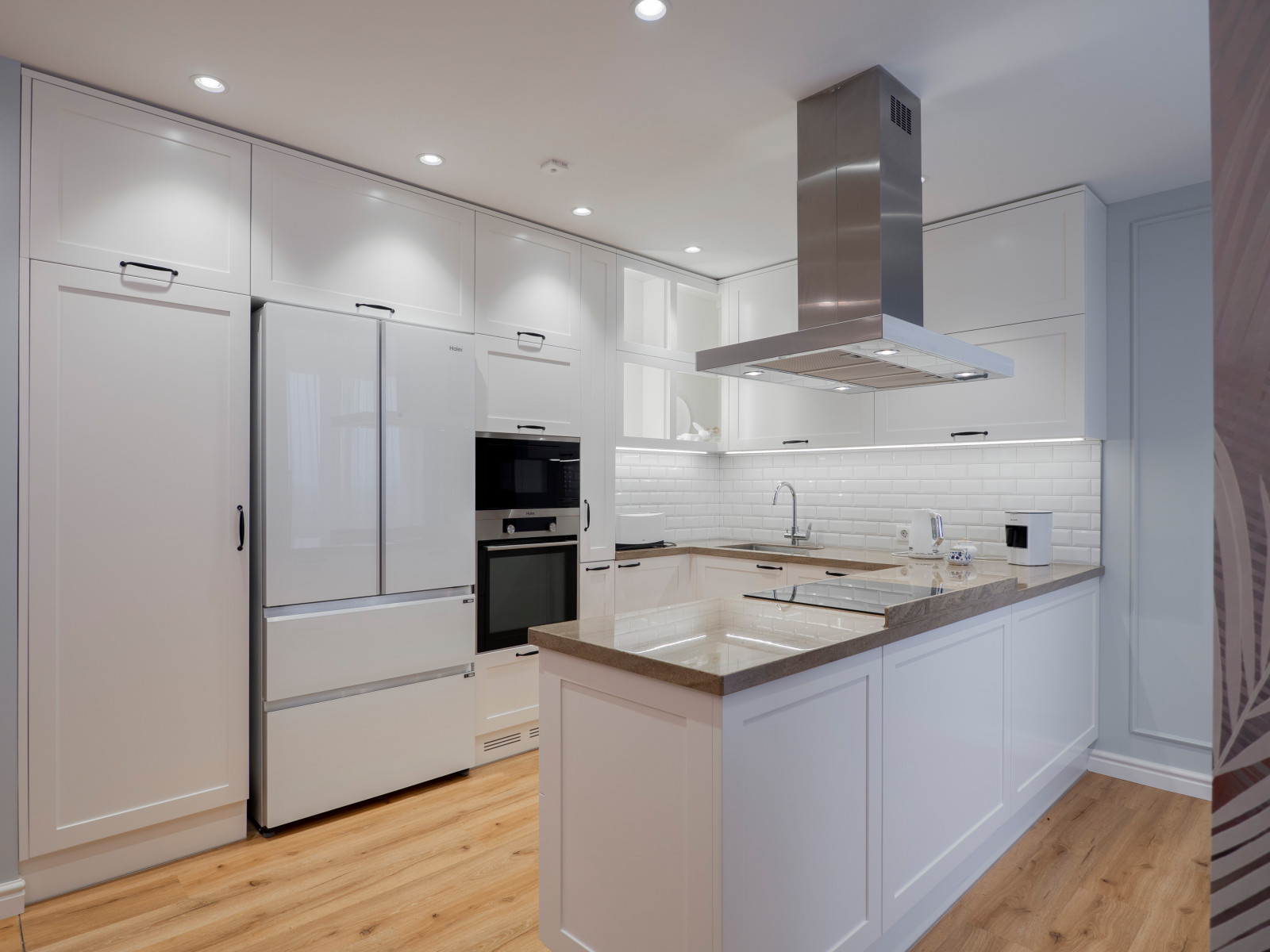 Стильная неоклассическая кухне в белом цвете