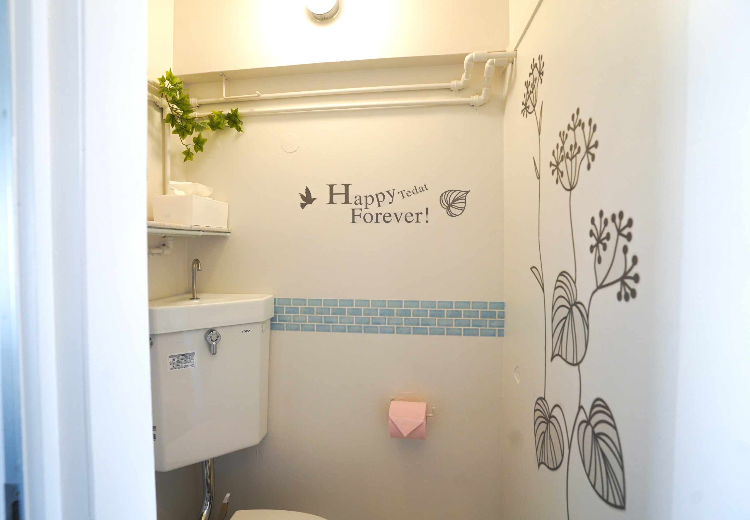 トイレの白い壁をステッカーで空間に楽しさを♪