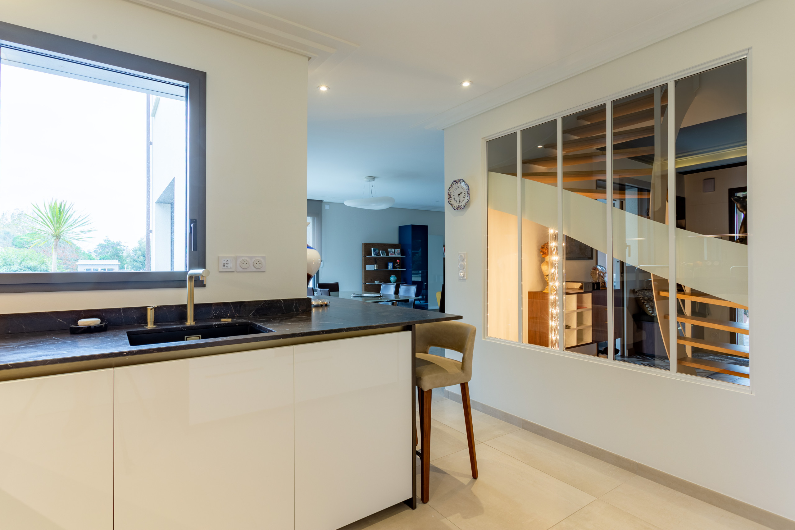 Création d'une cuisine chic et lumineuse dans une maison moderne