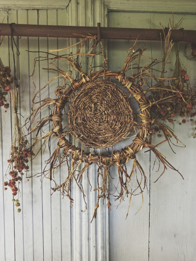 Декор из ивовой лозы и одуванчика