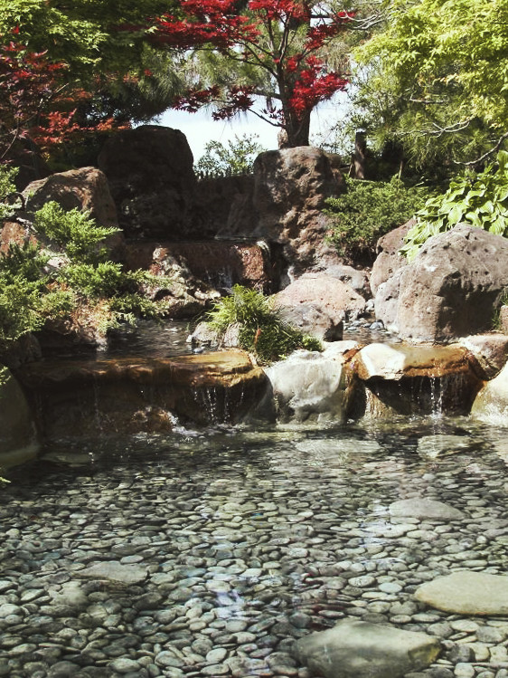 Искусственные скалы с водопадом