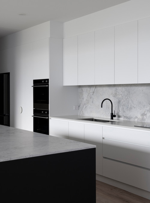 Contemporary Charm: Kitchen Sink Backsplash Ideas with White and Black Island