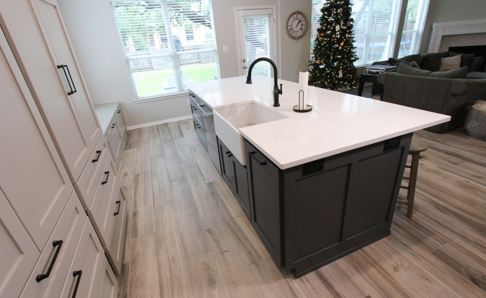Transitional home design photo in Austin