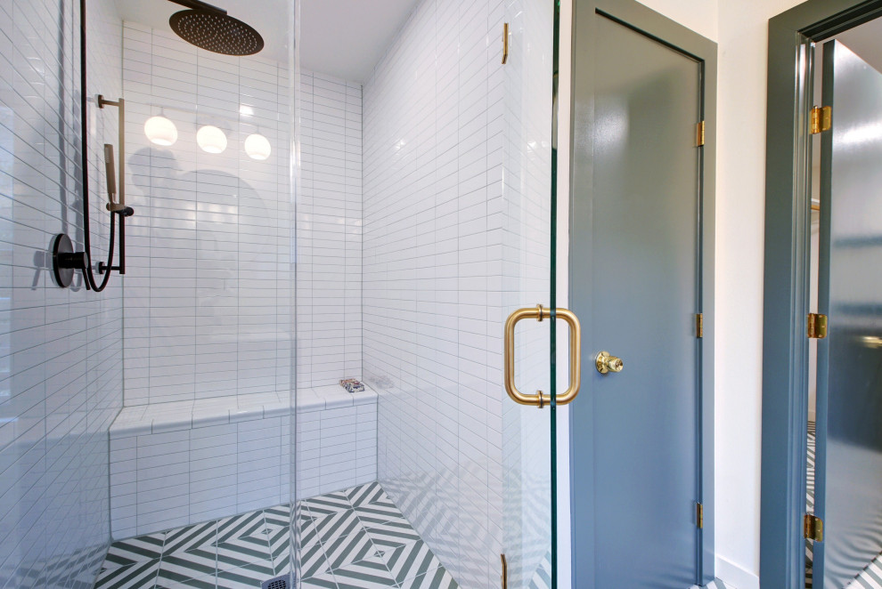 Photo of a mid-sized midcentury master bathroom in Austin with an alcove shower, a one-piece toilet, white walls, porcelain floors, green floor, a hinged shower door and a shower seat.
