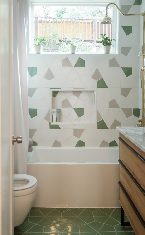 Ispirazione per una stanza da bagno con doccia boho chic di medie dimensioni con piastrelle multicolore, piastrelle in ceramica, pavimento con piastrelle in ceramica e pavimento verde