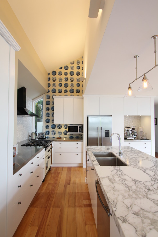 This is an example of a contemporary kitchen in Auckland with with island.
