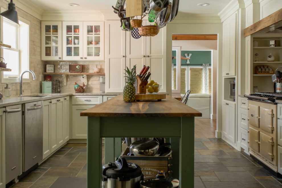 デトロイトにある高級な中くらいなカントリー風のおしゃれなキッチン (エプロンフロントシンク、落し込みパネル扉のキャビネット、白いキャビネット、クオーツストーンカウンター、ベージュキッチンパネル、サブウェイタイルのキッチンパネル、カラー調理設備、スレートの床、緑の床、ベージュのキッチンカウンター) の写真