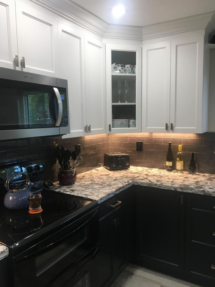 Example of a small transitional u-shaped eat-in kitchen design in Miami with an undermount sink, shaker cabinets, quartz countertops, glass tile backsplash and a peninsula