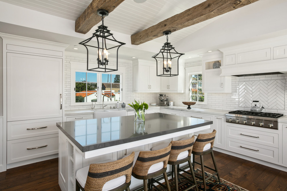 Esempio di un cucina con isola centrale stile marinaro con lavello a doppia vasca, ante in stile shaker, ante bianche, paraspruzzi bianco, pavimento in legno massello medio e top grigio
